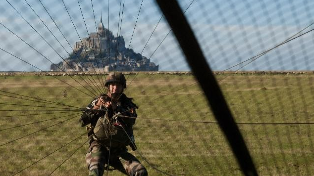 Sur le compte Instagram de Saint-Cyr-Coëtquidan, un militaire pose devant le Mont Saint-Michel