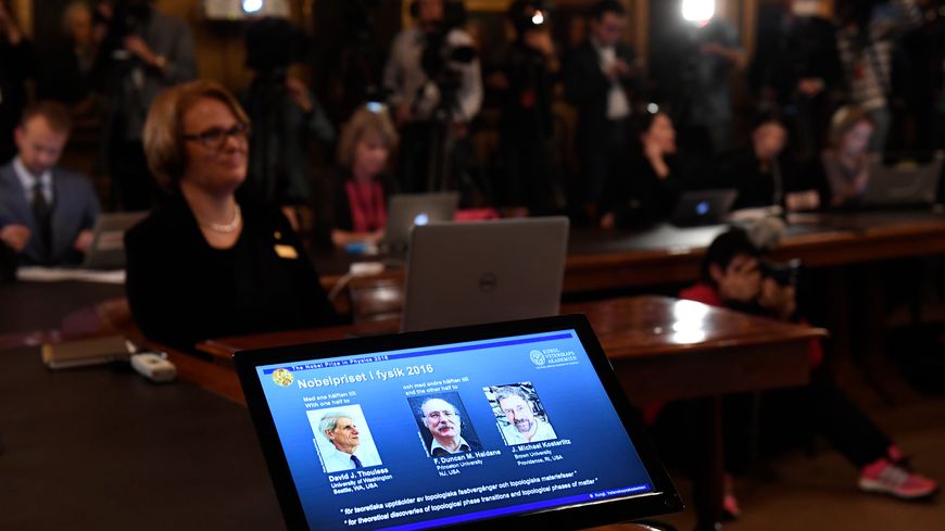 Lors de l'annonce du prix Nobel de physique, mardi 4 octobre à Stockholm.