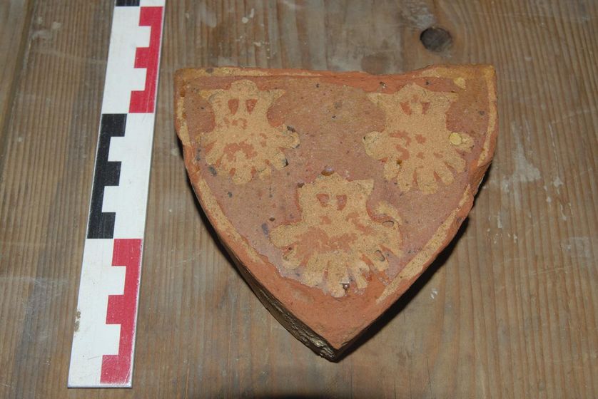 Les armoiries de la famille Chambly, représentant trois coquilles Saint Jacques, avait déjà été retrouvées ailleurs : on y voyait alors "trois barbus souriants".