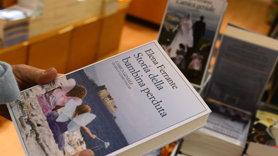 Dans une librairie à Rome ©AFP - GABRIEL BOUYS / AFP