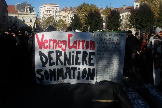 Devant l'usine Verney-Carron