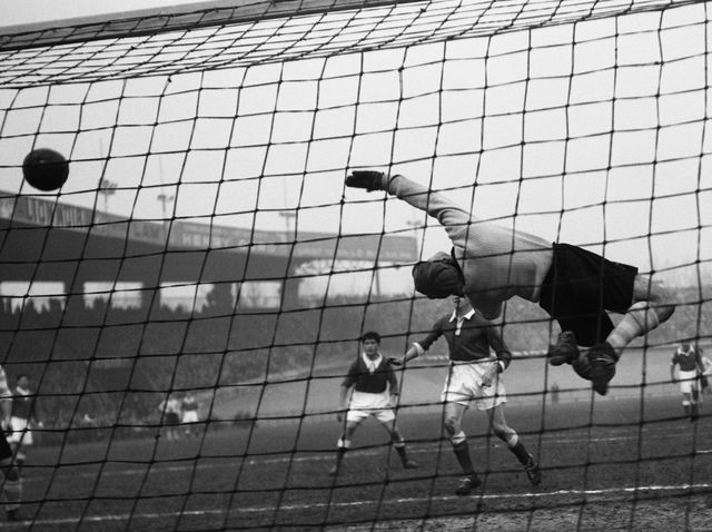 Le gardien du Racing Paris, René Vignal, tente un sauvetage spectaculaire lors d'un match de Championnat de France contre Saint-Etienne