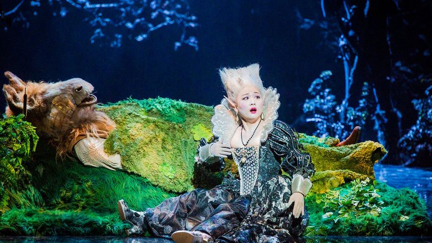 Kathleen Kim (Tytania) et Matthew Rose (Bottom). Mise en scène de Lynne Hockney, Festival de Glyndebourne , 2016 / Photo : Robert Workman