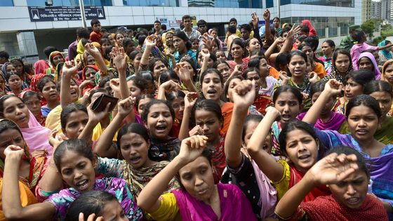 Manifestation de salariées du textile au Bangladesh à Dacca une semaine après l'effondrement du Rana Plaza ©Sipa - Ismail Ferdous