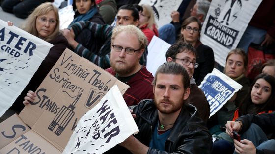Manifestation des activistes contre la construction du pipeline dans le Dakota ©AFP - CHIP SOMODEVILLA