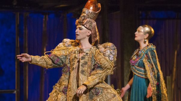Anthony Roth Costanzo dans le rôle d'Akhenaton à Londres en mars 2016 © Bettina Strenske / PHOTOSHOT/MAXPPP