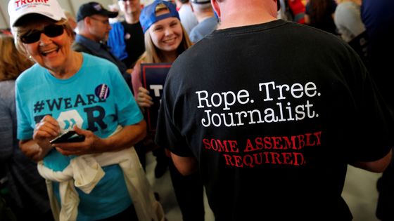 Pendant la campagne électorale américaine. Sur le polo de cet supporter de Donald Trump on peut lire "Corde. Arbre. Journaliste. Un assemblage est nécessaire" ©Reuters - Jonathan Ernst