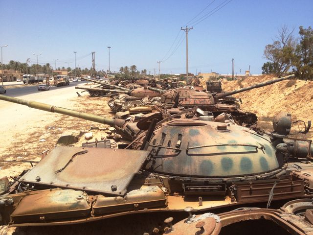 Carcasses de chars à l'entrée de Misrata