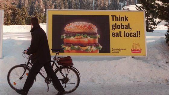 « Pensez mondial, mangez local », campagne de publicité Mac Donald ‘s des années 2000 ©AFP - JEAN-PIERRE MULLER