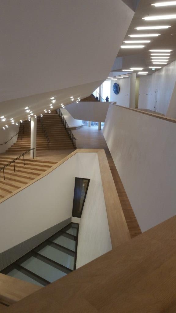 L'architecture de la philarmonie de l'Elbe conçue par les suisses Herzog et de Meuron