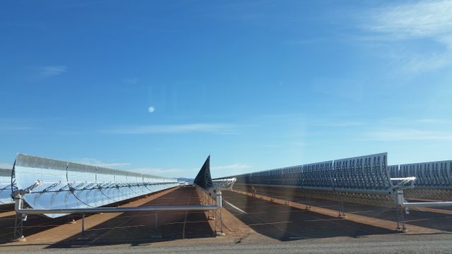 Sur 480 hectares, le site produit 500 gigawatts-heures, soit la consommation de 600.000 habitants.