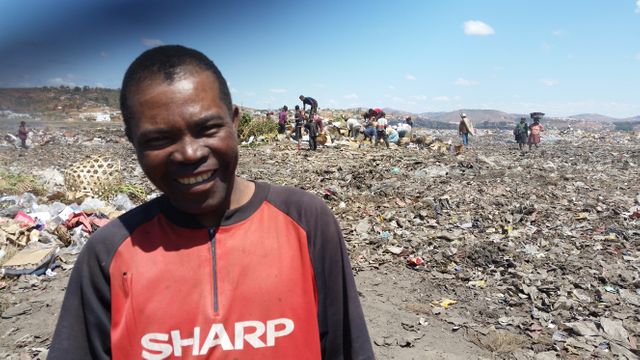 Alfred et son crochet bricolé pour creuser la montagne de déchets