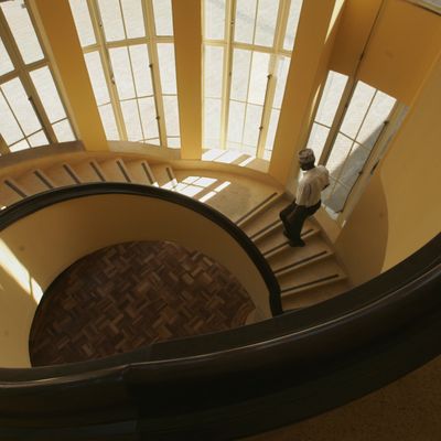 Un homme monte l'escalier à l'intérieur du musée national du Kenya de Nairobi