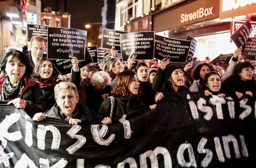 Manifestation en Turquie le 22 novembre 2016 contre le projet de loi de dépénalisation des agressions sexuelles sur mineurs