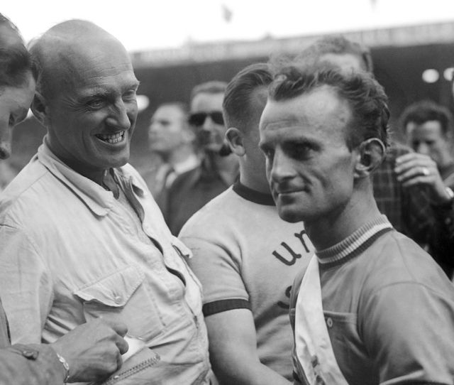 Le coureur cycliste français Jean Robic est interviewé à son arrivée, le 20 juillet 1947, lors de la 21e étape du Tour de France Caen-Paris, vainqueur du 34ème Tour de France.