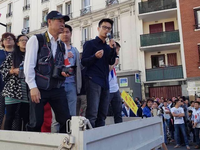 Wang Rui (au micro) lors d'une manifestation "la sécurité pour tous"
