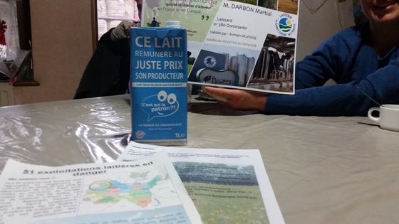 Litre de lait de la "marque du consommateur", premier lait équitable français, produit par des éleveurs de l'Ain ©Radio France - Anne-Laure Chouin