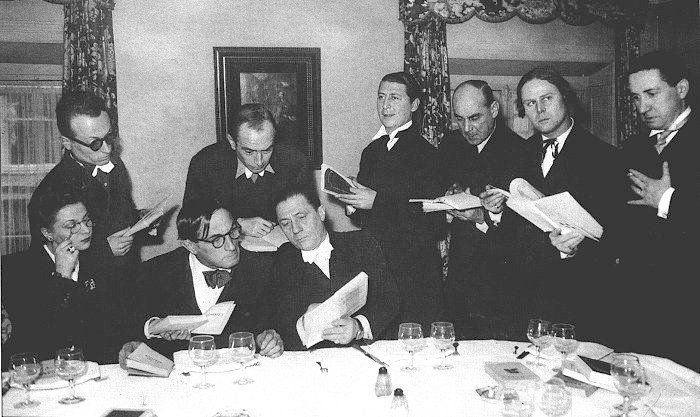 Le jury des « Dix », parodie du Prix Goncourt, 1944. Le Prix est attribué à René Barjavel pour "Ravage" et "Le voyageur imprudent".