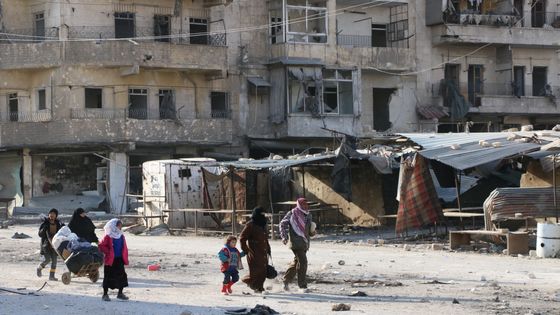 Des habitants du quartier Al Moyaser fuient les bombardements du régime, à Alep, le 29 novembre 2016Des habitants du quartier Al Moyaser fuient les bombardements du régime, à Alep, le 29 novembre 2016 ©AFP - Jawad al Rifai