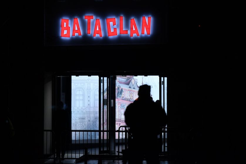 Un policier se tient devant le Bataclan, le 12 novembre 2016.