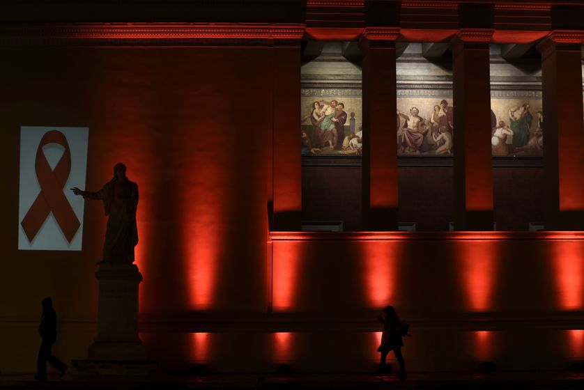 L'Université d'Athènes illuminée par le Centre hellénique pour le contrôle des épidémies et la prévention, la veille de la Journée mondiale de lutte contre le Sida, le 30 novembre 2016