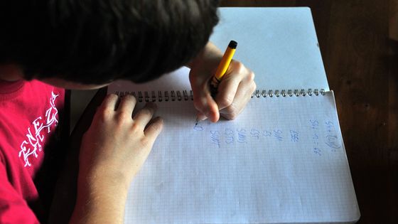 L'écriture des gauchers ©Maxppp - Pierre Le Masson