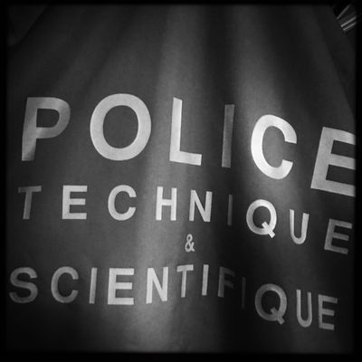 Dos de la veste d'un agent de l'identité judiciaire
