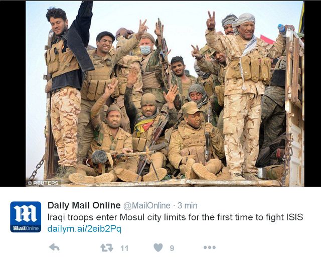 les forces populaires irakiennes photographiées par Reuters et montrées par Daily Mail Online au moment d'un assaut en banlieue de Mossoul