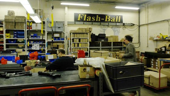 dans l'atelier de fabrication du Flash-Ball, Verney-Carron, Saint-Etienne ©Radio France - Charlotte Perry