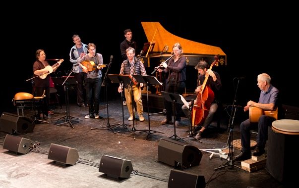 Denis Raisin Dadre (au centre) entouré de son ensemble Doulce Mémoire sur la scène de l'Opéra de Tours pour les Concerts d'Automne