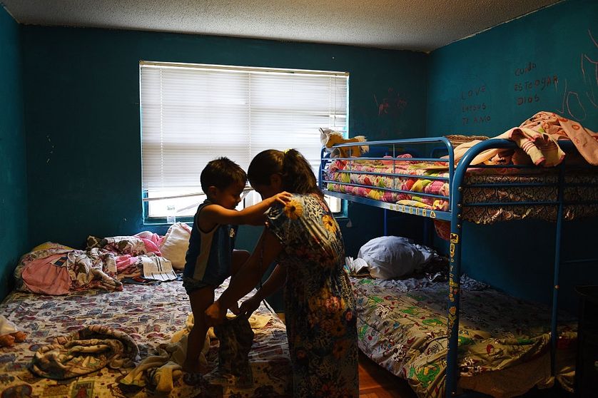 Yolanda habille son fils dont elle pourrait être séparée, si Donald Trump supprime le DACA (Deferred Action on Childhood Arrivals)