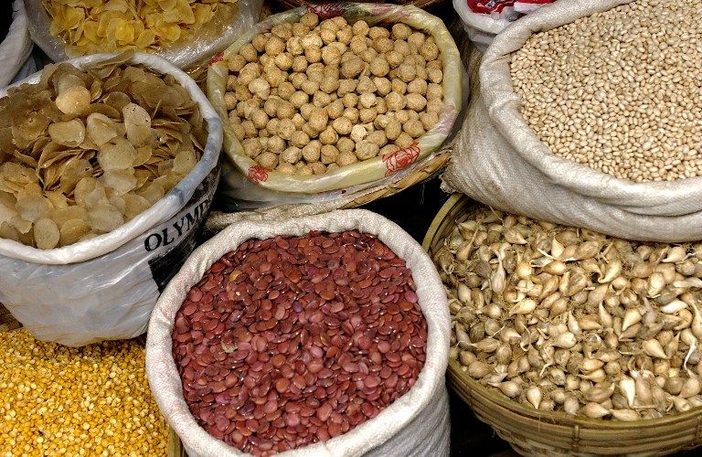 Un étal de légumes secs au marché de Kalaw, en Birmanie.