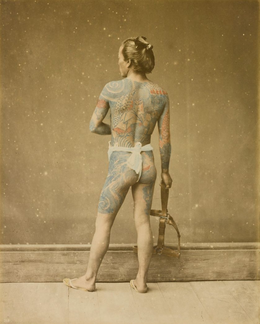 Portrait d'un man arborant un tatouage japonais Irezumi, entre 1868 et 1880
