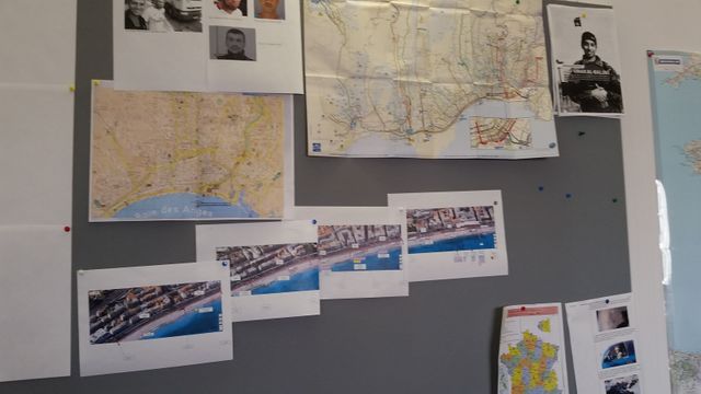 Au mur, dans la cellule de crise, des photographies aériennes détaillées de la Promenade des Anglais, à Nice