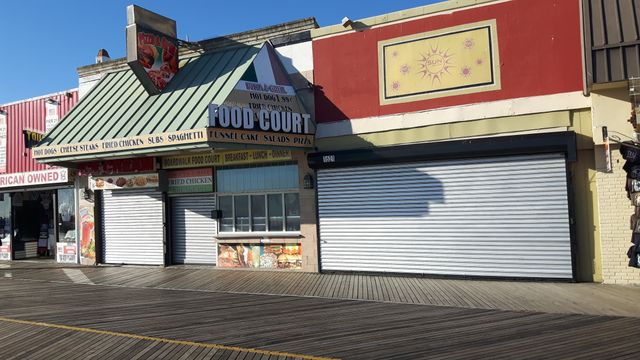 De nombreux magasins près du boardwalk, la promenade en bord de mer, ont fermé