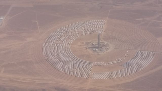 Noor3, une tour solaire de 247 mètres en cours de construction de hauteur avec miroirs disposés en pétales autour de la tour