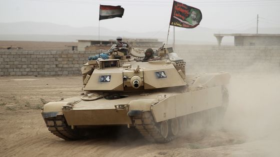Un char des forces irakiennes avance vers Abu Shuwayhah, dans le sud de Mossoul (1er novembre 2016). ©AFP - AHMAD AL-RUBAYE