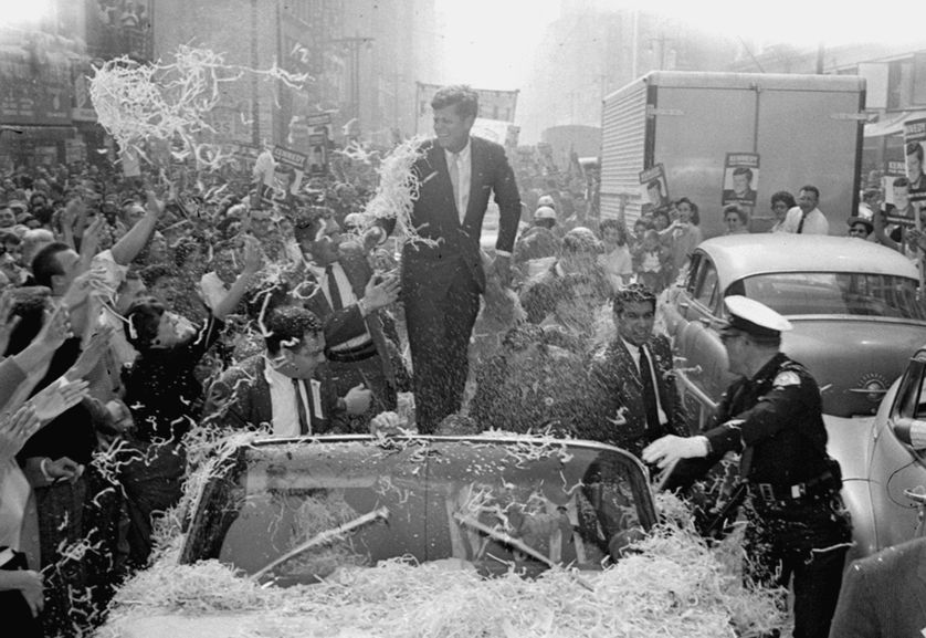 Le sénateur John F. Kennedy à Los Angeles, sous une pluie de confettis, le 1er novembre 1960