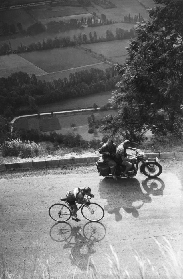 Photo prise le 4 juillet 1952 du cycliste Jean Robic dans la montée de l'Alpe d'Huez lors de la 10ème étape, Lausanne-Alpe d'Huez, du Tour de France 1952