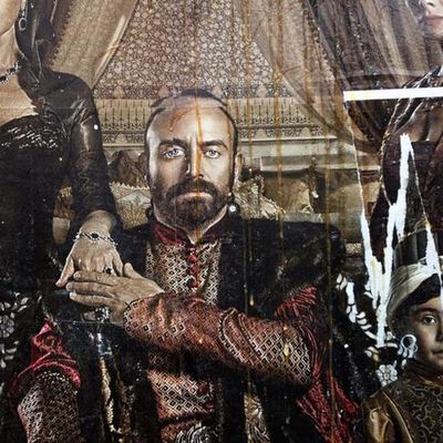 Un panneau publicitaire de la série TV "Le siècle magnifique" vandalisé par des protestataires conservateurs à Istanbul, le 9 janvier 2011