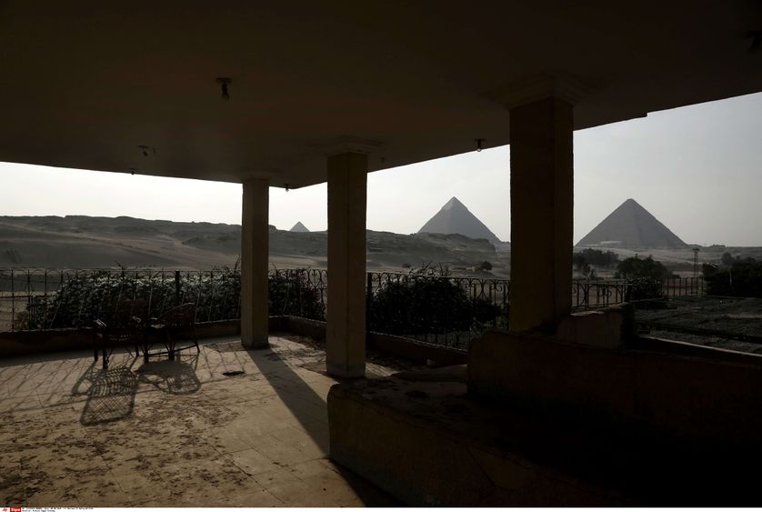Un café en faillite près des pyramide de Gizeh