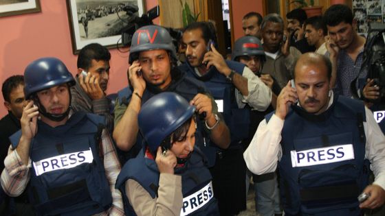 Des journalistes palestiniens se réfugient à l'intérieur du siège de l'agence de presse Ramatan. ©Getty - Hisham Zaqout
