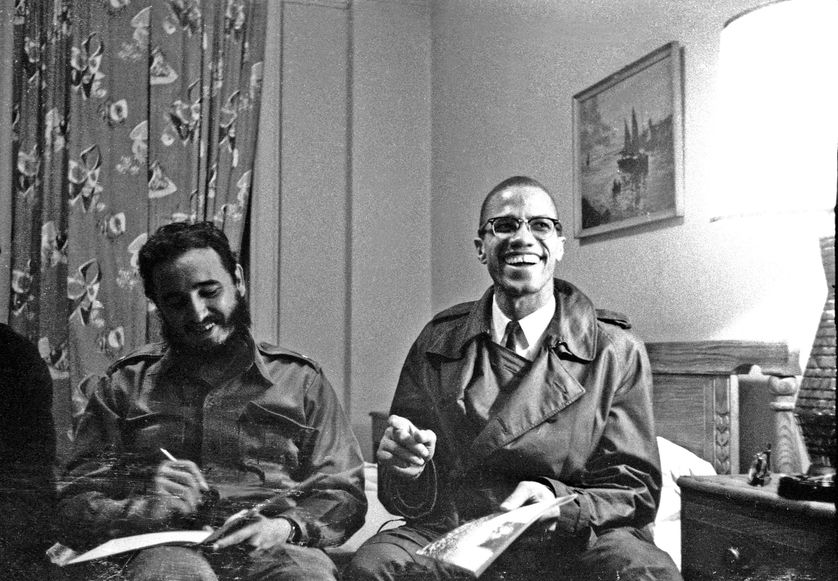Fidel Castro et Malcolm X, dans une chambre d'hôtel à Harlem, le 19 octobre 1960