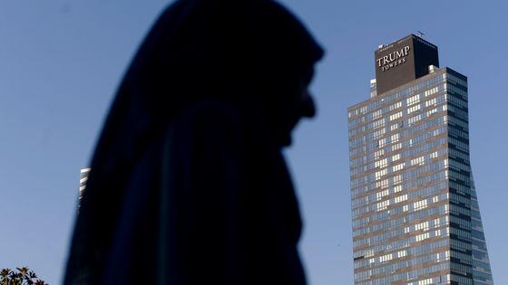 Une jeune femme turque passe devant le centre d'affaires "Trump Towers" d'Istanbul - OZAN KOSE