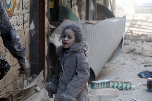 Une petite fille après un bombardement à Alep, le 28 novembre