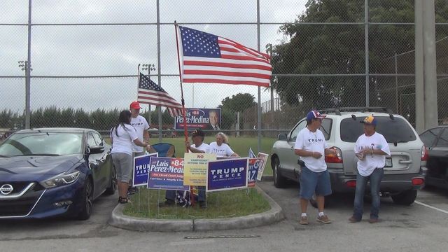 #USA 2016 : à Hialeah, Floride, les latinos pro Trump près d'un bureau de vote anticipé