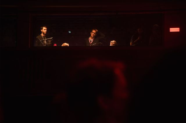 Là-haut, la régie veille au bon déroulement de cette nuit exceptionnelle