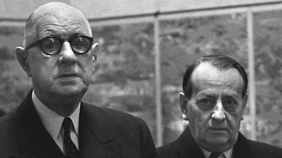 Le Général de Gaulle et André Malraux visitant une exposition consacrée au Japon au musée du Louvre le 12 décembre 1966. ©AFP - Files / AFP