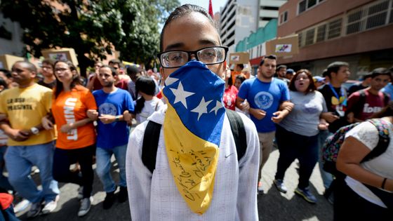 Des étudiants de l'Université vénézuélienne manifestent contre le gouvernement Maduro à Caracas, le 10 novembre 2016. ©AFP - Federico Parra