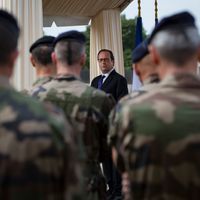 François Hollande devant des soldats de l'opération Sentinelle